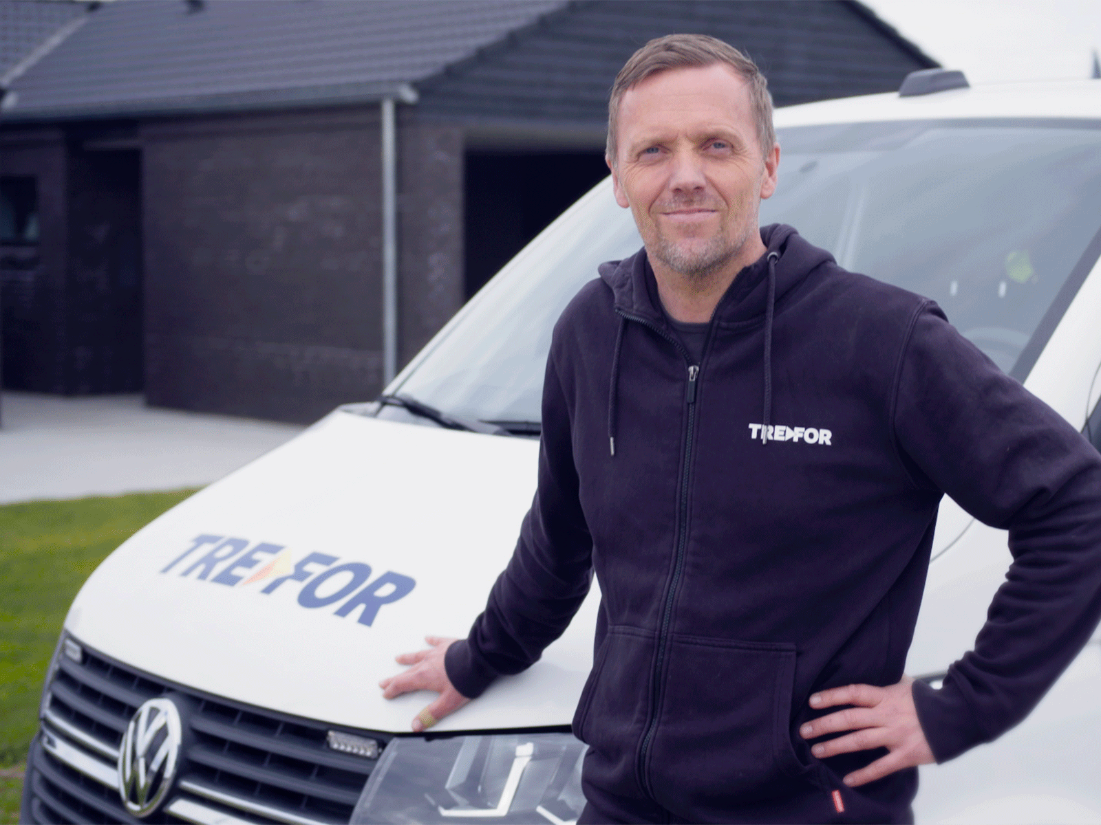 Elektriker fra TREFOR står ved bilen. 